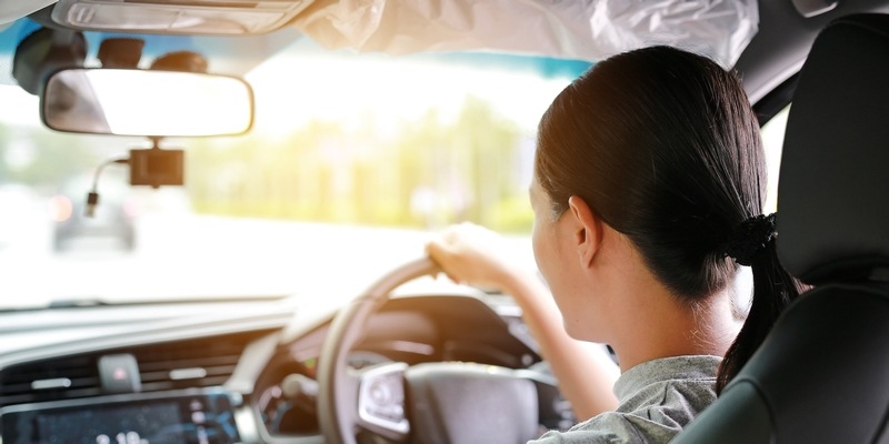 Frau sitz in Auto hinter Lenkrad