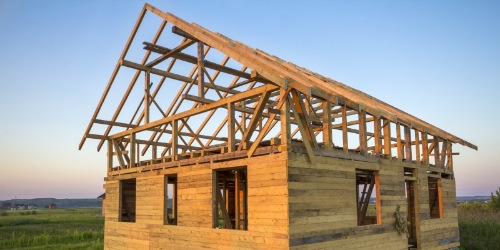 Rohbau eines Holzhauses