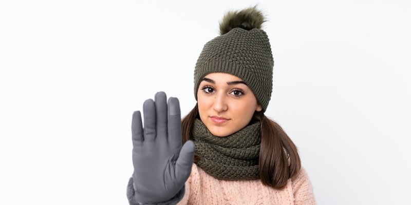 enttäuschte Frau stheh mit ablehnender Hand da.