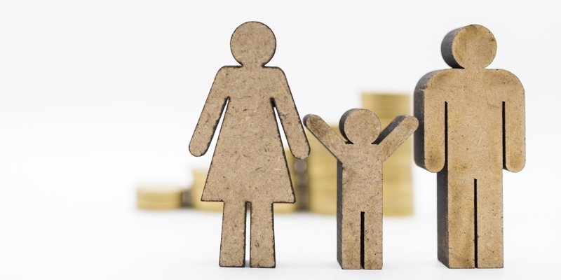Konzeptbild Familie mit Holzfiguren