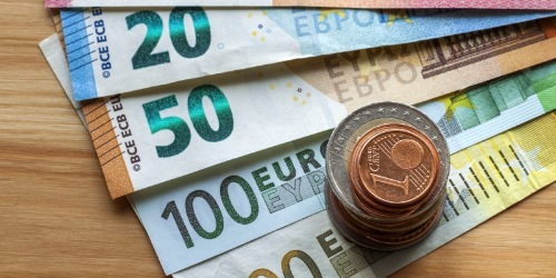 verschiedene Euro Scheine und Münzen