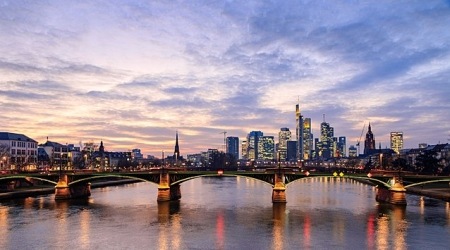 Frankfurt am Main, Skyline in der Dämmerung (Feb. 2018)