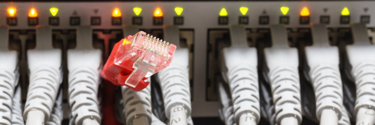 LAN Kabel in Netzwerk Hub