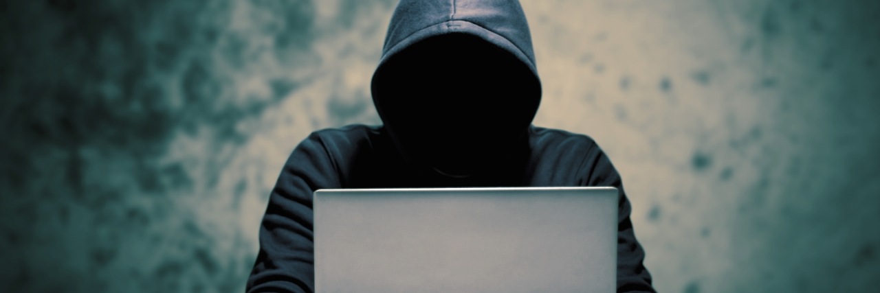 Hacker mit Hoodie am Computer