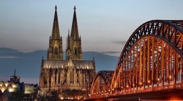 Ostansicht des Kölner Domes mit Hohenzollernbrücke