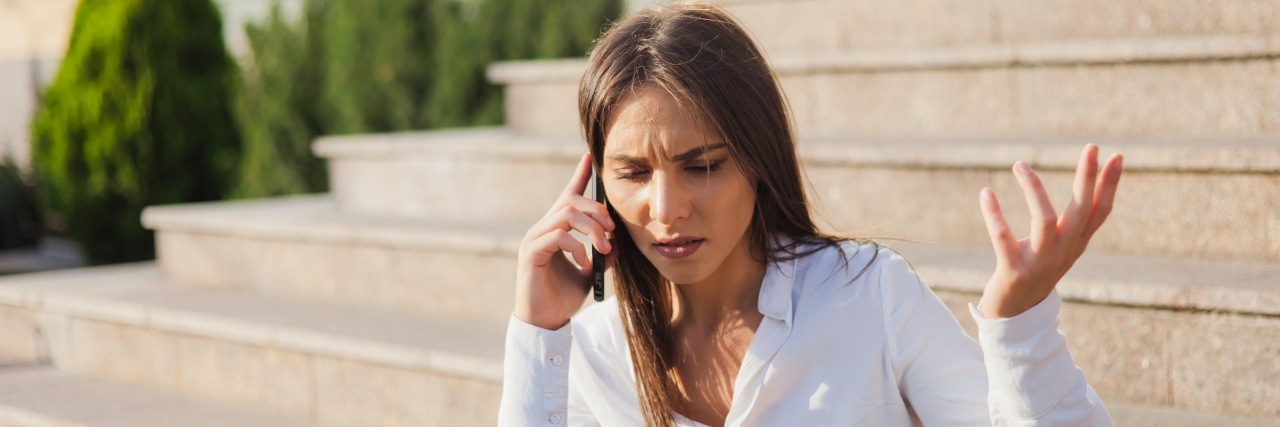 Aufgeregte Frau telefoniert