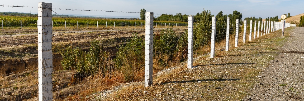 langer Zaun auf einem Feld