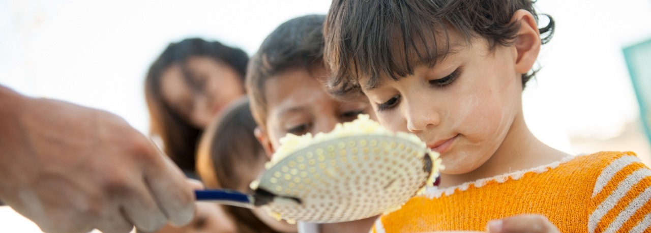 Kinder in Flüchtlingsunterkunft erhalten Nahrung