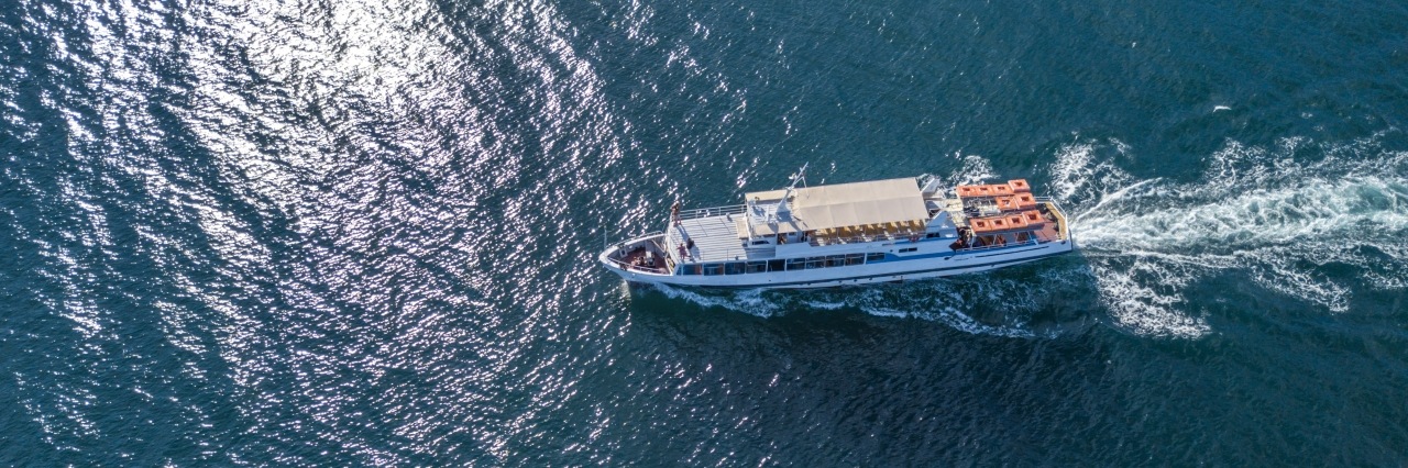 Fährboot mit Flüchtingen im Meer