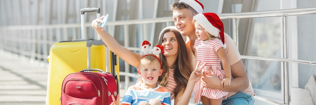 Familie mit Koffern freut sich auf Flugreise