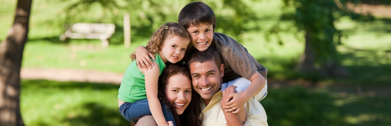 eine lachende glückliche Familie mit Kindern im Park