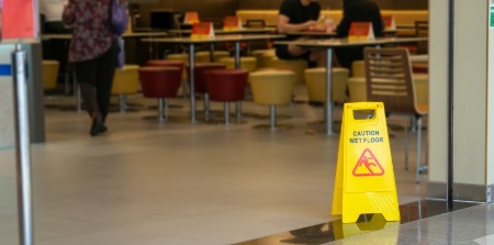 Stolperfalle im Supermarkt: Wer haftet bei einem Sturz?