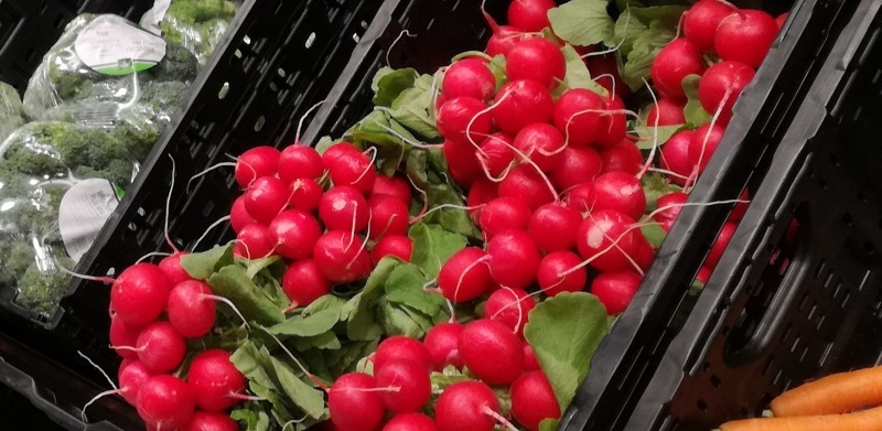 Obst- und Gemüsestände an der Straße: Abdrängen von Fußgängern auf Radweg nicht erlaubt!