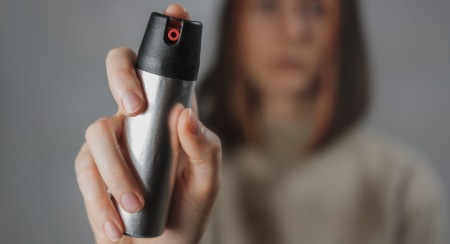 Kleiner Waffenschein, Schreckschusswaffen & Pfefferspray: Welche Regeln gelten?