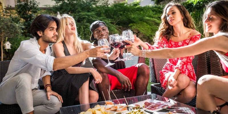 Freunde im Garten feiern ein Fest