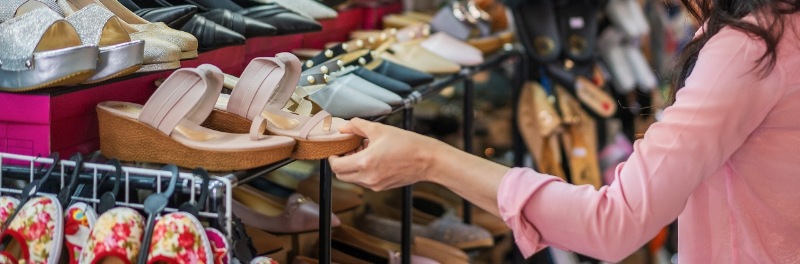 junge Frau beim Shoppen in einem Schuhladen