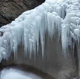 Schnee und Eis: Wer haftet im Winter bei Dachlawinen? Schnee und Eis: Wer haftet im Winter bei Dachlawinen?