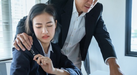 Sexuelle Belästigung am Arbeitsplatz: Droht die Kündigung?