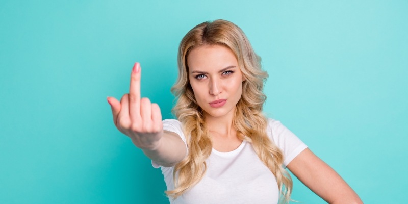 wütende Frau zeigt den Mittelfinger