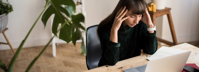 Frau unter Druck am Computer