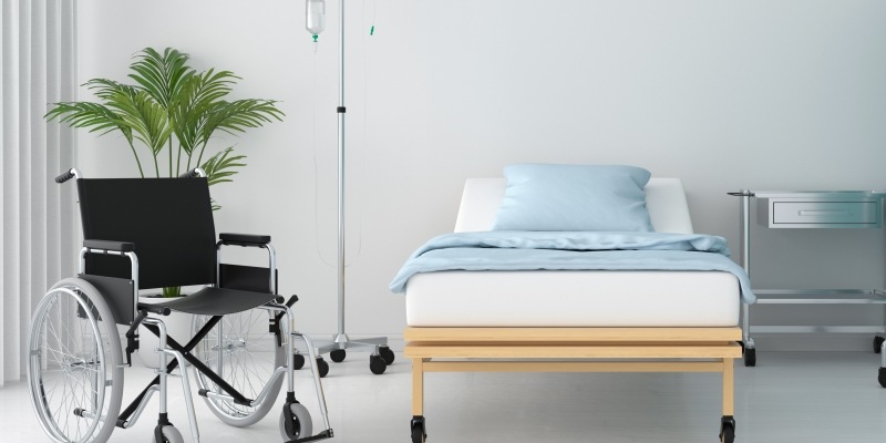 Krankenhauszimmer mit Rollstuhl