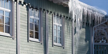Frostschäden an Haus und Wohnung: Wann zahlt die Versicherung?