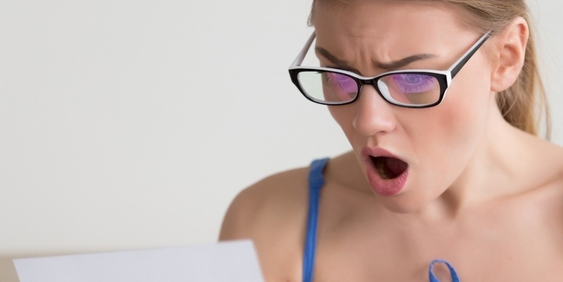 schockierte Frau liest einen Brief