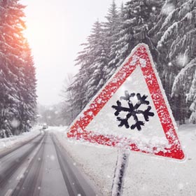 Winterschild/Verkehrszeichen, Frostschäden mit Gefahrenzeichen